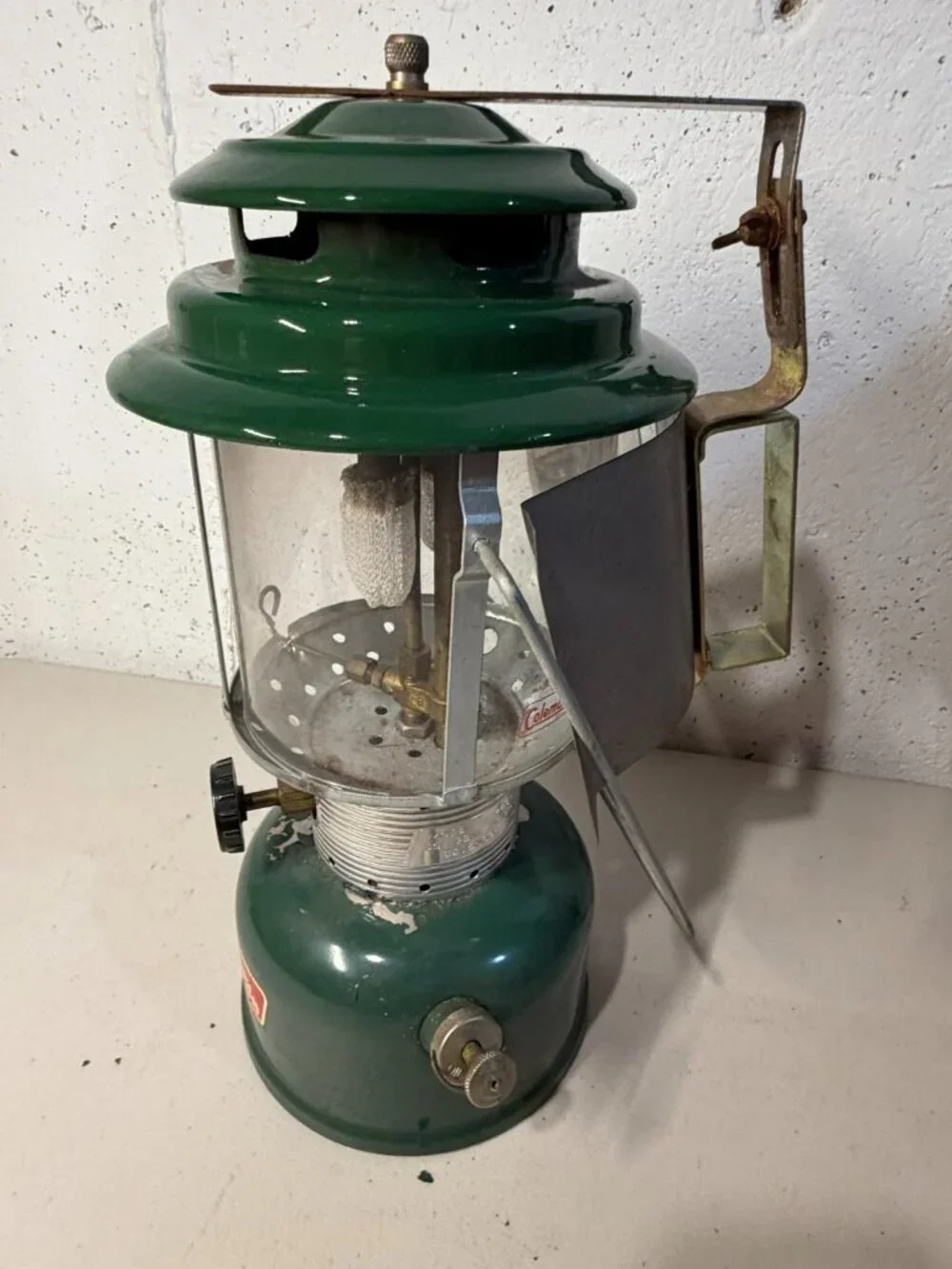 Vintage 1968 Coleman Lantern Model 220F w/ Pyrex Globe & reflector Dated 5 1968